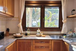 uma cozinha com um lavatório e uma janela em Beachhouse 2min to the sea with pool & wonderful garden em Calvià