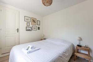 Łóżko lub łóżka w pokoju w obiekcie Beautiful villa with pool nearby Lyon - Welkeys