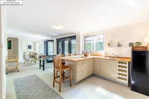 Port Stephens Home walk to the Beach and Town Centre的厨房或小厨房