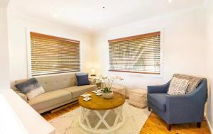 Port Stephens Home walk to the Beach and Town Centre的休息区
