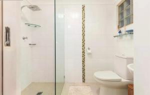 Port Stephens Home walk to the Beach and Town Centre的一间浴室