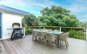 Port Stephens Home walk to the Beach and Town Centre的阳台或露台