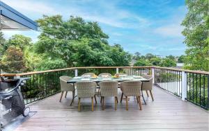 Port Stephens Home walk to the Beach and Town Centre的阳台或露台