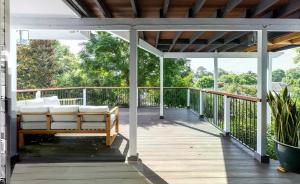 Port Stephens Home walk to the Beach and Town Centre的阳台或露台
