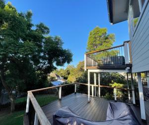 Port Stephens Home walk to the Beach and Town Centre的阳台或露台