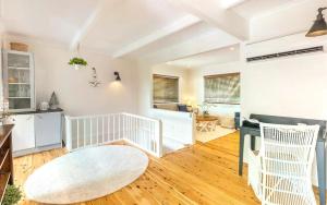 Port Stephens Home walk to the Beach and Town Centre的休息区