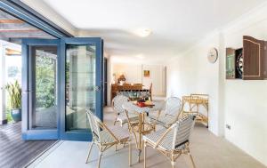 Port Stephens Home walk to the Beach and Town Centre的休息区