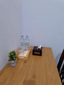 Una mesa con dos botellas de agua encima. en Guguak Puro Guest House en Padangpanjang