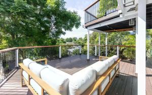 Port Stephens Home walk to the Beach and Town Centre的阳台或露台