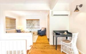 Port Stephens Home walk to the Beach and Town Centre的休息区