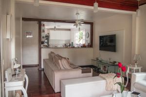 ein Wohnzimmer mit einem Sofa und einem Tisch in der Unterkunft Vale das Maritacas Teresópolis in Teresópolis