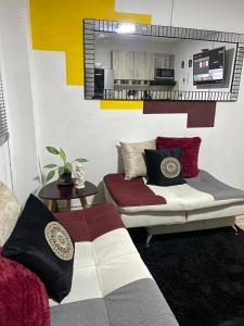 a living room with a couch and a table at Apartamento central en Itagui in Itagüí