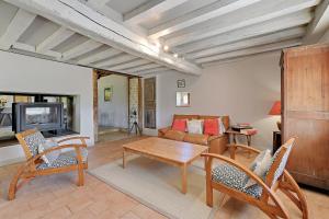 sala de estar con sofá, mesa y sillas en Tikazanou - Charmante maison pour 4, 