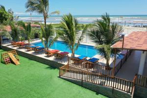 an aerial view of a resort with a pool and the beach at casa munay in Canoa