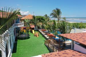 uma vista aérea de um resort com um parque infantil em casa munay em Canoa