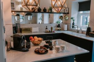 una cocina con una barra con un tazón de comida. en 37 Jubilee Street, en Llandudno 10 fotos más