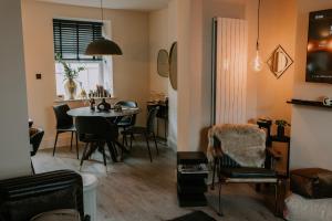 una sala de estar con una mesa y sillas en 37 Jubilee Street, en Llandudno