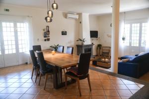 een eetkamer en een woonkamer met een tafel en stoelen bij LAVA Açores Coliving & Coworking in Ribeira Grande