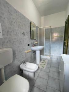 uma casa de banho com um WC, um lavatório e um chuveiro em B&B da Donatella em Santa Maria