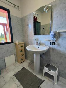 uma casa de banho com um lavatório e um espelho em B&B da Donatella em Santa Maria