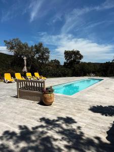 Bazén v ubytovaní Costa Brava quiet Villa with private pool and jacuzzi alebo v jeho blízkosti + 17 fotografií