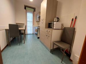 eine kleine Küche mit einem Tisch und einer Mikrowelle in der Unterkunft Loft Bergamo in Bergamo