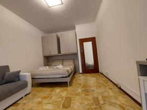 ein Schlafzimmer mit einem Bett und einem Sofa in einem Zimmer in der Unterkunft Loft Bergamo in Bergamo