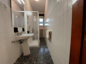 ein Bad mit einem Waschbecken und einem Spiegel in der Unterkunft Loft Bergamo in Bergamo