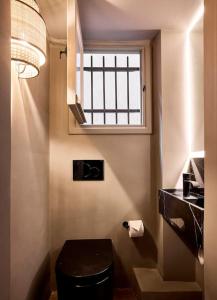 een kleine badkamer met een toilet en een raam bij The New, Athens Center by Aura Homes in Athene