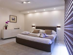 een slaapkamer met een groot bed in een kamer bij Tursport in Taranto