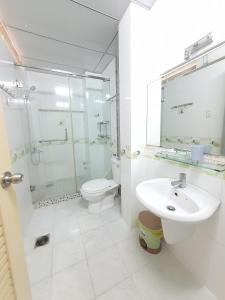 een badkamer met een douche, een toilet en een wastafel bij Khách sạn Anh Thư in Ho Chi Minh-stad