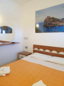 Postel nebo postele na pokoji v ubytování Hotel Mareluna Ischia