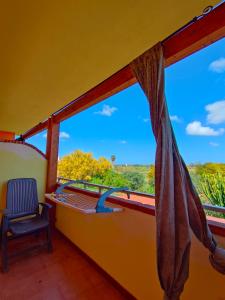 Habitación con ventana con silla y vistas. en B&B da Donatella, en Santa María