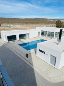 una vista aérea de una casa con piscina en Depto. a Estrenar, Terraza Vista al Mar en Puerto Madryn