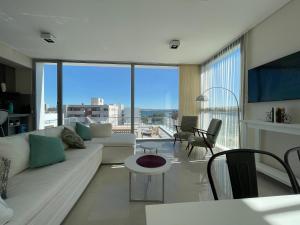 sala de estar con sofá y mesa en Depto. a Estrenar, Terraza Vista al Mar en Puerto Madryn