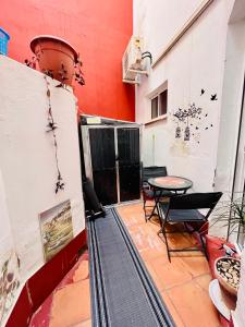 un patio con mesa y sillas en un edificio en Apartamento Privado en Alameda de Hércules, en Sevilla