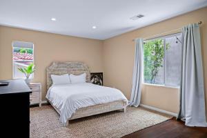 1 dormitorio con cama y ventana en City Terrace House only minutes From Down Town LA, en Los Ángeles