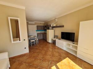 a room with a kitchen and a living room at La chicca del porto in Santa Teresa Gallura