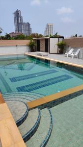 Swimming pool sa o malapit sa Orient House
