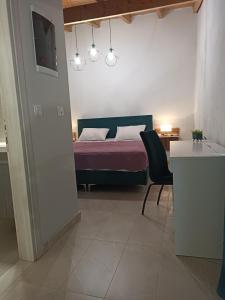 a bedroom with a bed and a table and a desk at Vita vi in Afionas