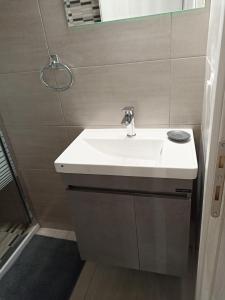 y baño con lavabo blanco y espejo. en Vita vi en Afionas