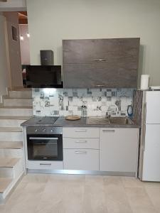 uma cozinha com um lavatório e um fogão em Vita vi em Afión