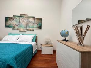 una camera con un letto e una coperta blu di Zara Palace - Ariosto a Scafati