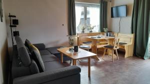 ein Wohnzimmer mit einem Sofa und einem Tisch in der Unterkunft Ferienhaus Adelia in Mittenwald