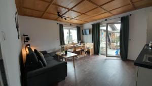 ein Wohnzimmer mit einem Sofa und einem Tisch in der Unterkunft Ferienhaus Adelia in Mittenwald