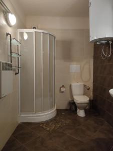 uma casa de banho com um chuveiro e um WC. em Europroperties Nikea Park em Golden Sands