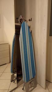 une paire de planches de surf assis à côté d'une porte dans l'établissement appartamento Aurora, à Giulianova