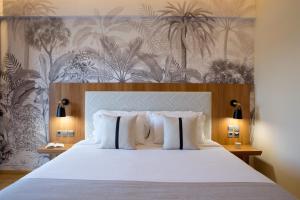 Llit o llits en una habitació de Ramada by Wyndham , Athens Club Attica Riviera