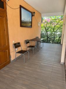 Cette chambre dispose d'une terrasse avec une table et des chaises. dans l'établissement Ararat & Svetlana, à Alakhadzi