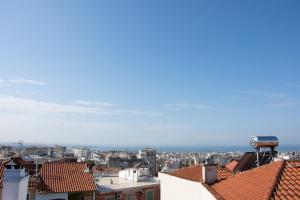 vista sulla città dai tetti degli edifici di SKG Premium Studios Kastra a Salonicco